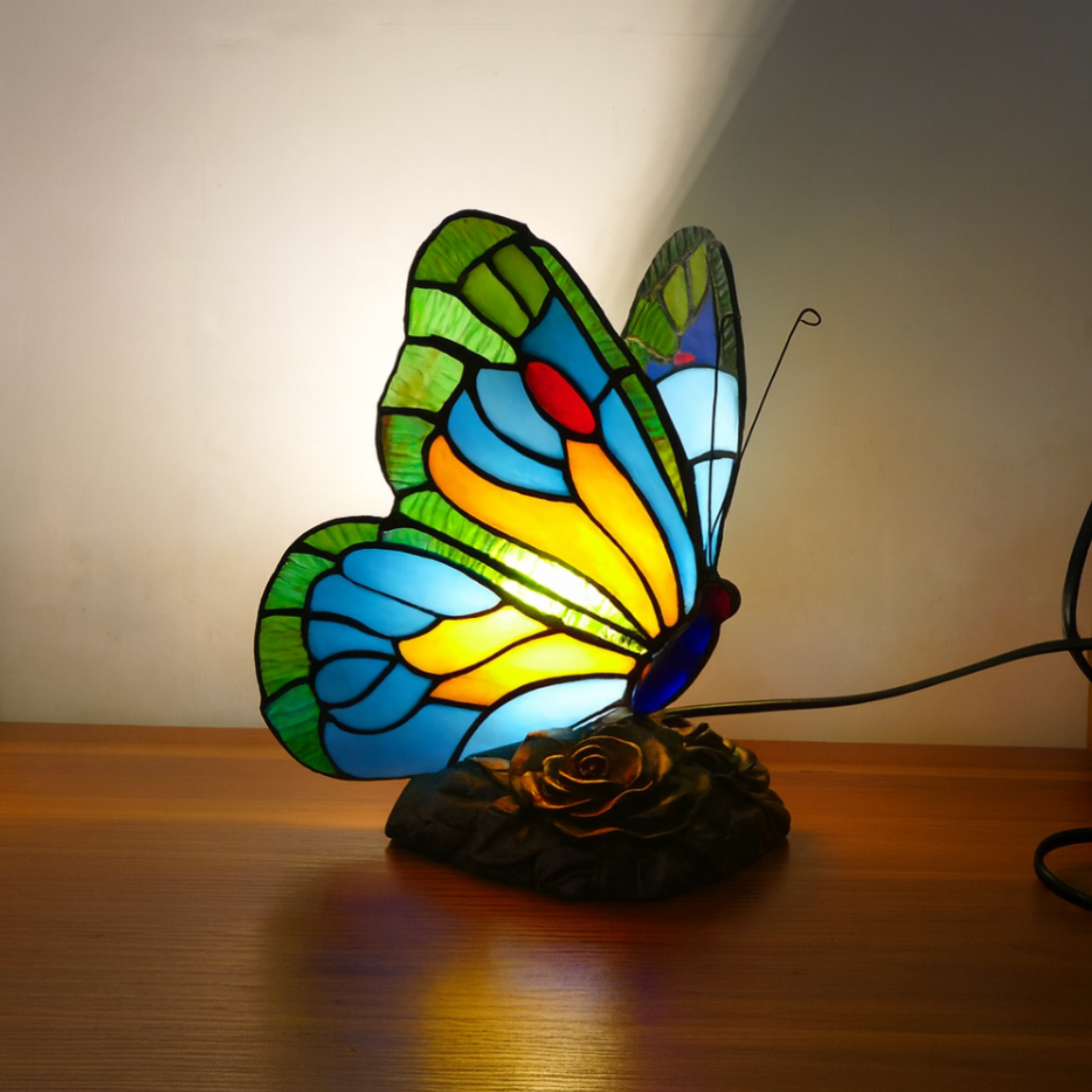 Modrá motýlí lampa s sochařským designem